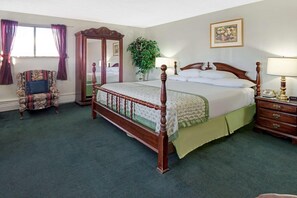 Une chambre à coucher avec un lit à baldaquin, une chaise, un miroir, une lampe et une plante.