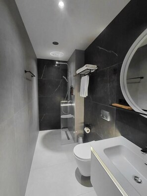 Standard dubbelrum - balkong - utsikt mot trädgården | Badrum