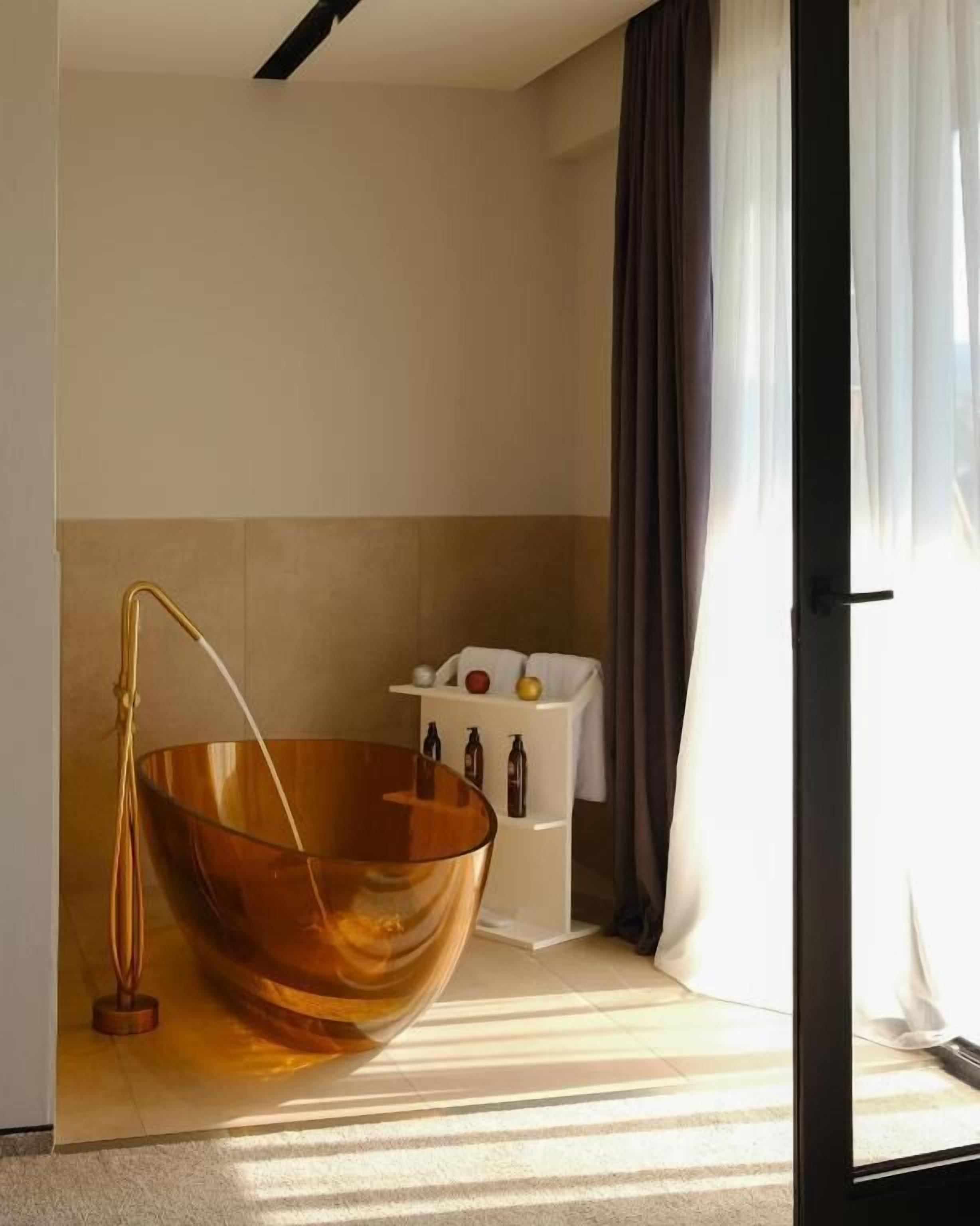 Suite, 1 cama de matrimonio grande, balcón, vistas al jardín | Interior