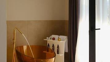 Suite, 1 cama de matrimonio grande, balcón, vistas al jardín | Interior