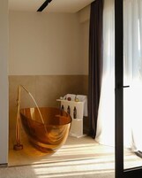 Suite, 1 cama de matrimonio grande, balcón, vistas al jardín | Interior