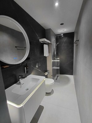 Superior Double Room, Balcony, Garden View | Bathroom | Free toiletries, towels, soap, shampoo - Hotel Meteo Kakheti (Telavi)