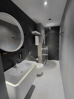 Habitación doble superior, balcón, vistas al jardín | Baño | Artículos de higiene personal gratuitos, toallas, jabón y champú