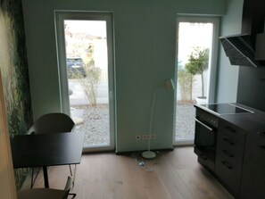 Frigorífico, horno, placa de cocina y cafetera o tetera