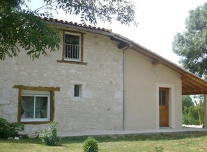 Exterior - Holiday Home “Gîte Les Chênes” with Shared Terrace, Wi-Fi, and Air Conditioning (Maubec)