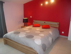 Room - Holiday Home “Gîte Les Chênes” with Shared Terrace, Wi-Fi, and Air Conditioning (Maubec)