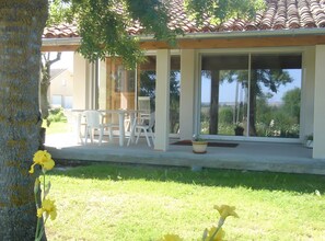 Outdoor dining - Holiday Home “Gîte Les Chênes” with Shared Terrace, Wi-Fi, and Air Conditioning (Maubec)