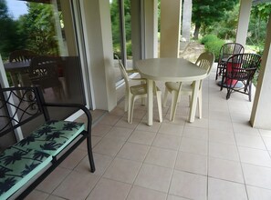 Outdoor dining - Holiday Home “Gîte Le Figuier” with Wi-Fi and Air Conditioning (Maubec)