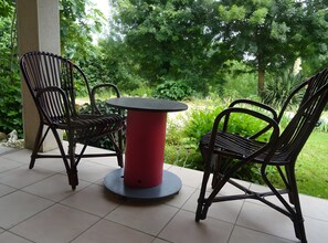 Terrace/patio - Holiday Home “Gîte Le Figuier” with Wi-Fi and Air Conditioning (Maubec)