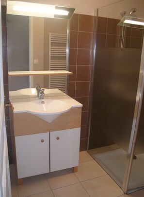 Bathroom - Holiday Home “Gîte Le Figuier” with Wi-Fi and Air Conditioning (Maubec)