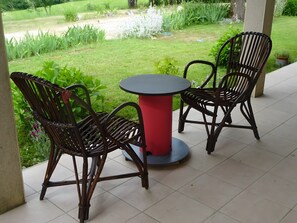 Outdoor dining - Holiday Home “Gîte Le Figuier” with Wi-Fi and Air Conditioning (Maubec)