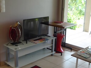 Interior - Holiday Home “Gîte Le Figuier” with Wi-Fi and Air Conditioning (Maubec)