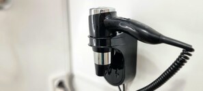 Hårføner, håndklær og toalettpapir