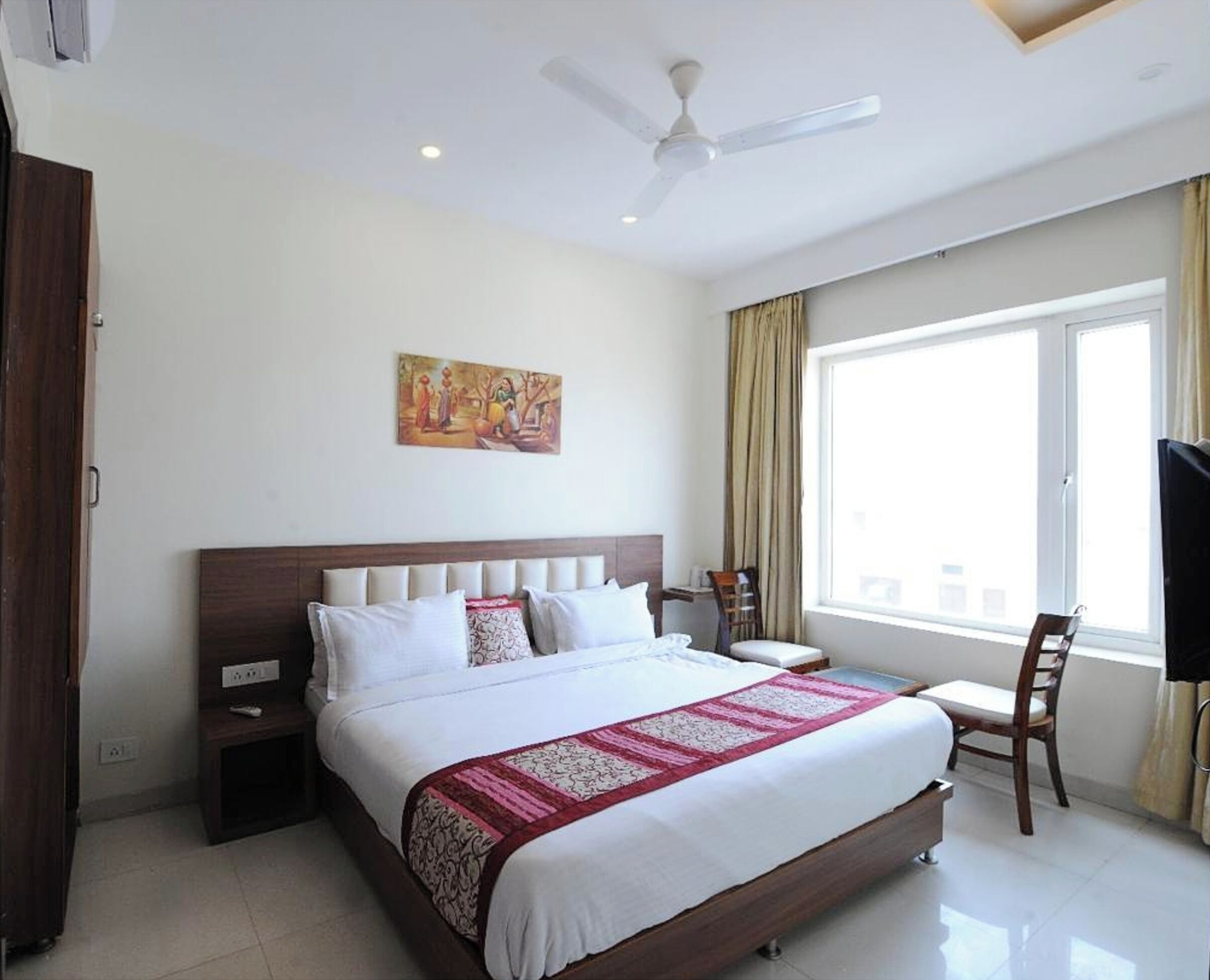Hypo-allergenic bedding, desk, soundproofing, free WiFi