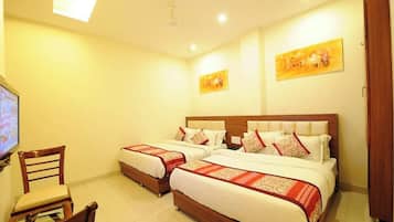 Family Double Room, Air conditioning | Hypo-allergenic bedding, desk, soundproofing, free WiFi