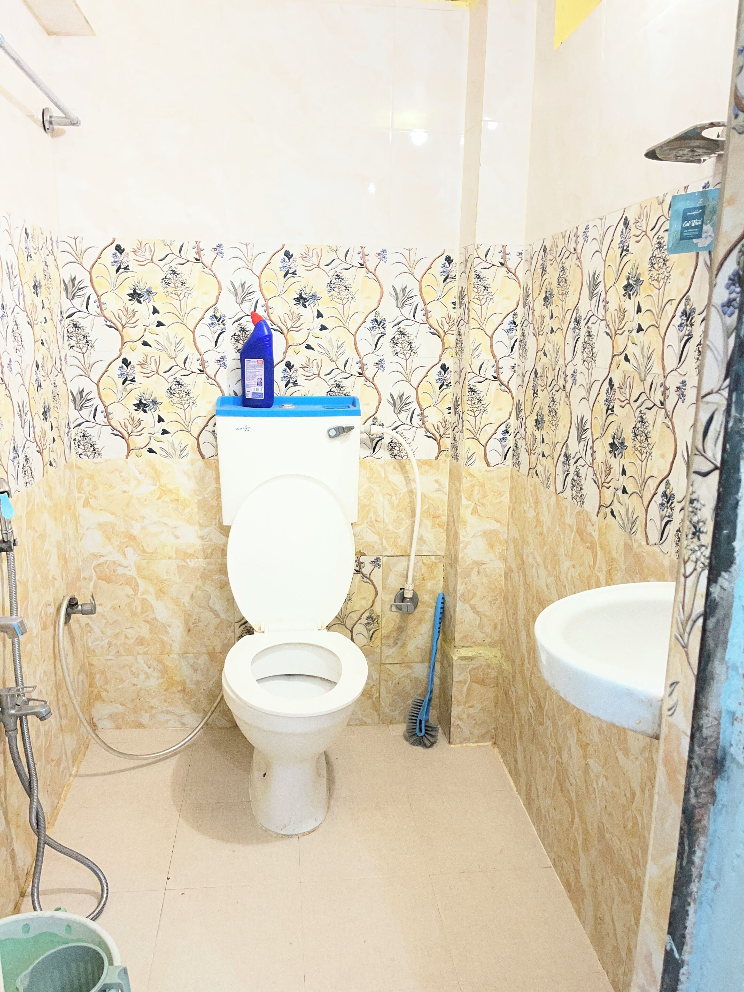 Douche, sèche-cheveux, serviettes fournies, savon