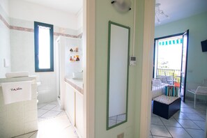 Een douche, een haardroger, handdoeken