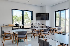 Free daily continental breakfast - Vila 2M (Sarandë)