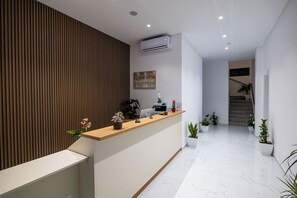 Quầy tiếp tân