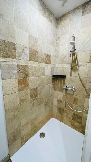 Haartrockner, Handtücher, Seife, Toilettenpapier