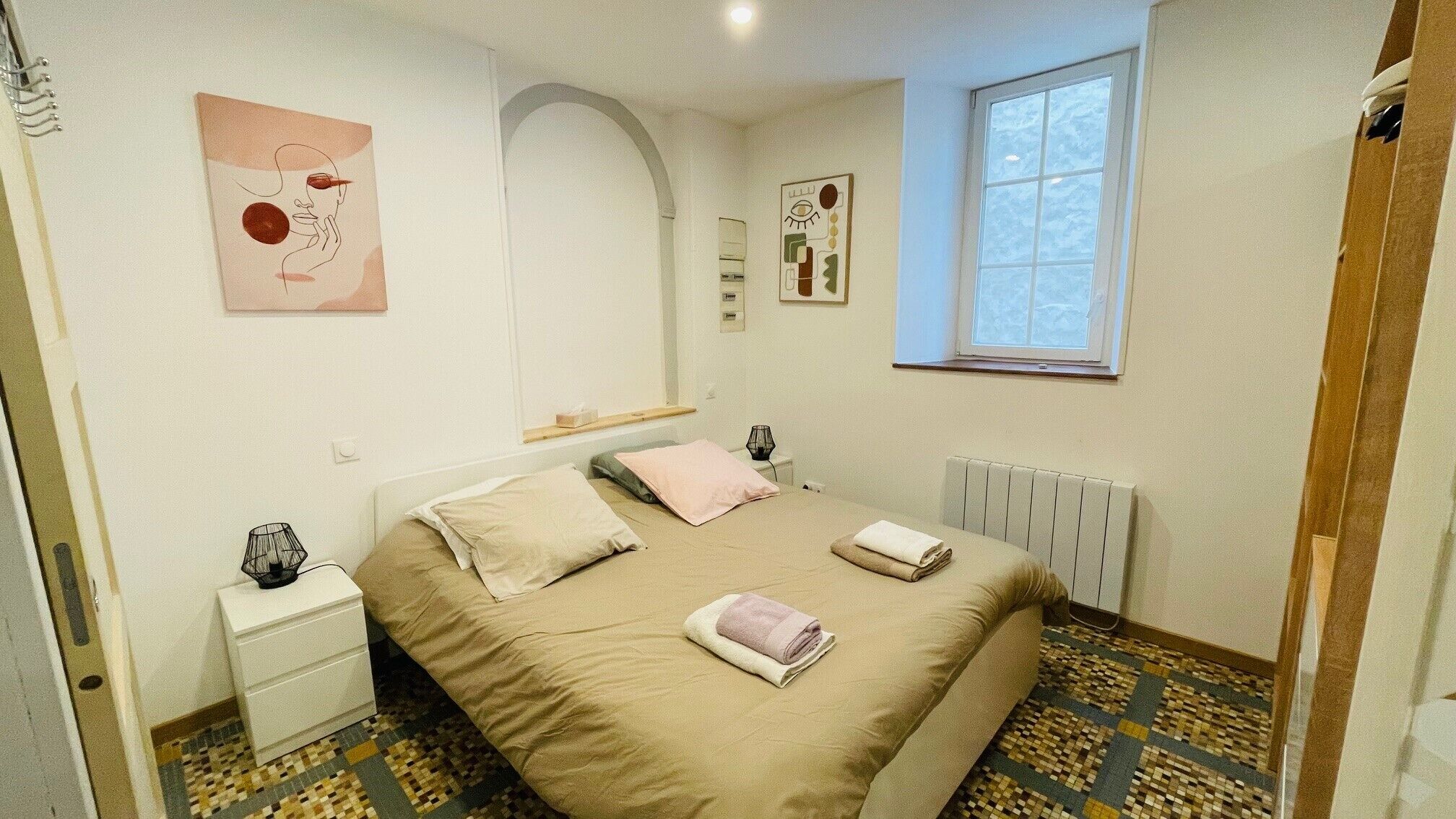 1 bedroom, bed sheets