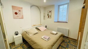1 bedroom, bed sheets