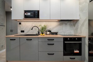 Frigorifero, microonde, forno, piano cottura