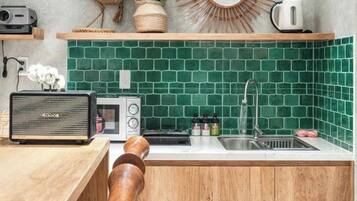 Deluxe-studio, 1 suuri parisänky, parveke, kaupunkinäköala | Yksityinen keittiö