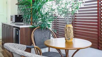 Studio – superior, balkong, byutsikt | Spiseområde