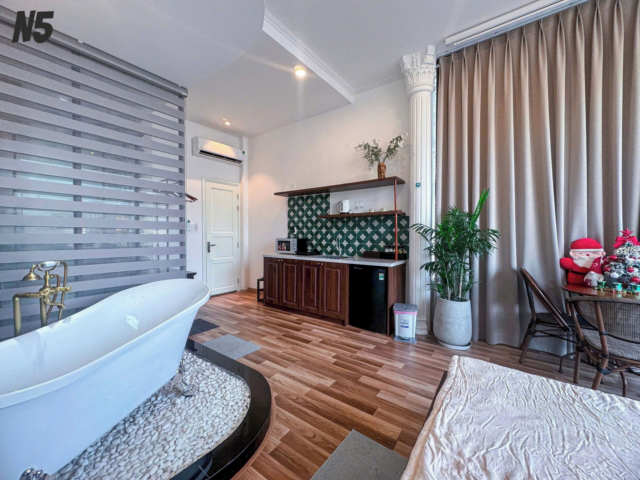 Studio Superior, ban công, quang cảnh thành phố | Bếp riêng | Tủ lạnh nhỏ, lò vi sóng, bếp nấu, dụng cụ nấu nướng/bát dĩa/dao nĩa 