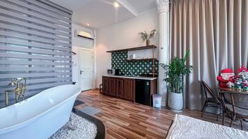 Studio Superior, ban công, quang cảnh thành phố | Bếp riêng | Tủ lạnh nhỏ, lò vi sóng, bếp nấu, dụng cụ nấu nướng/bát dĩa/dao nĩa