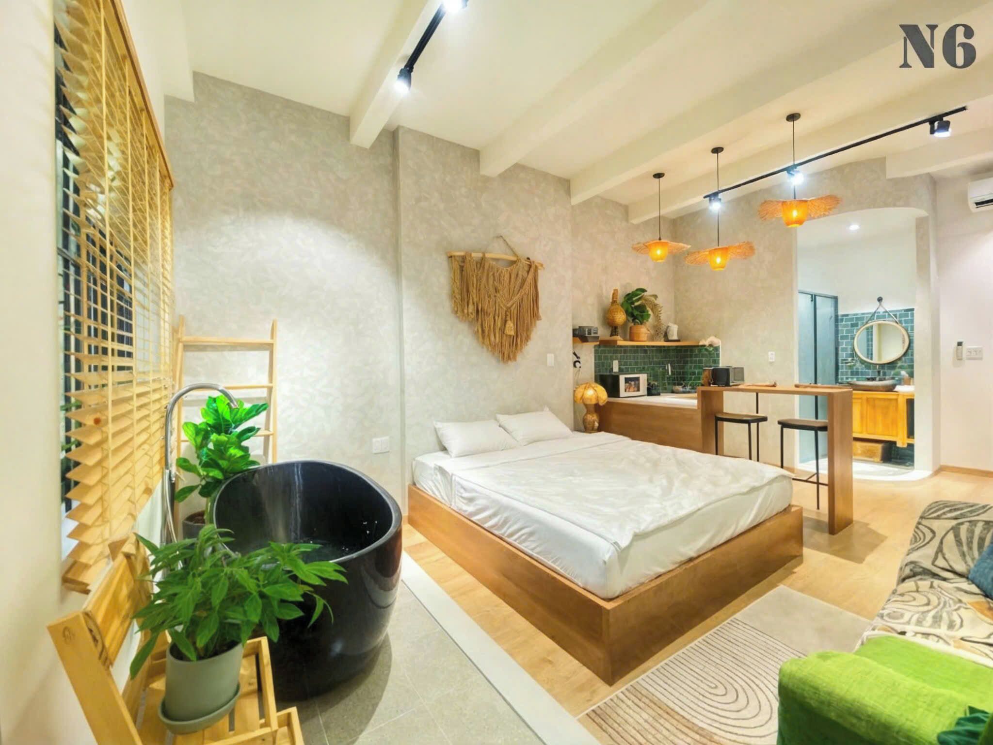 Deluxe Studio, 1 King Bed, Balcony, City View