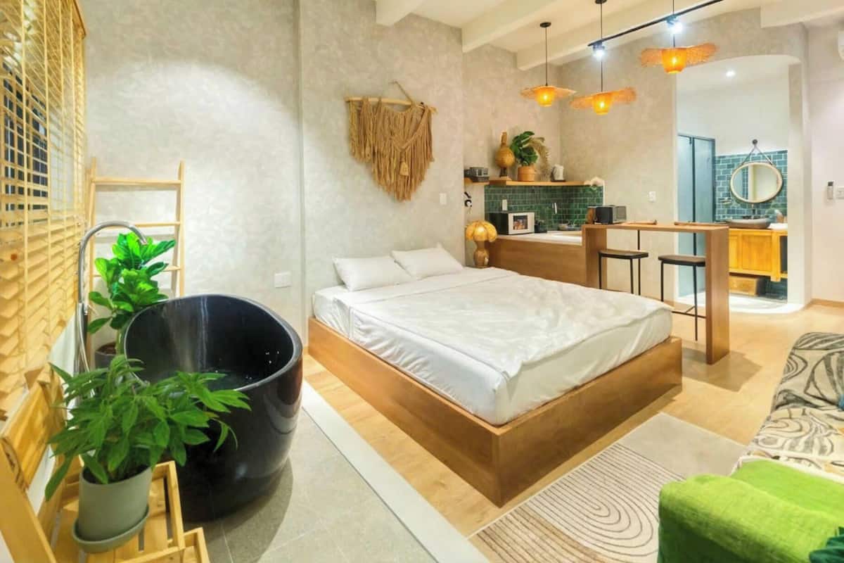 Deluxe Studio, 1 King Bed, Balcony, City View