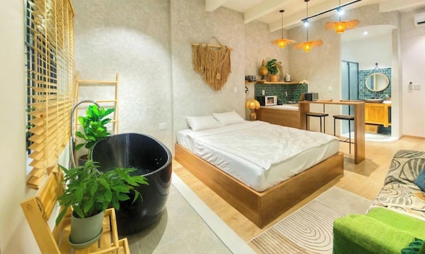 Deluxe Studio, 1 King Bed, Balcony, City View - HHOME TRAN DINH XU (Ho Chi Minh)