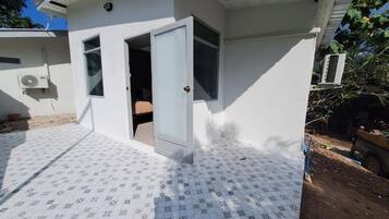 Chambre Triple Deluxe, balcon, vue cour intĂ©rieure | Enceinte de lâhĂ©bergement