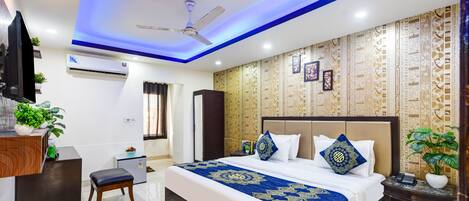 Deluxe Double Room | In-room safe, desk, laptop workspace, blackout drapes
