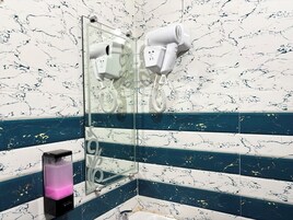 Chaussons, serviettes fournies, savon, shampoing