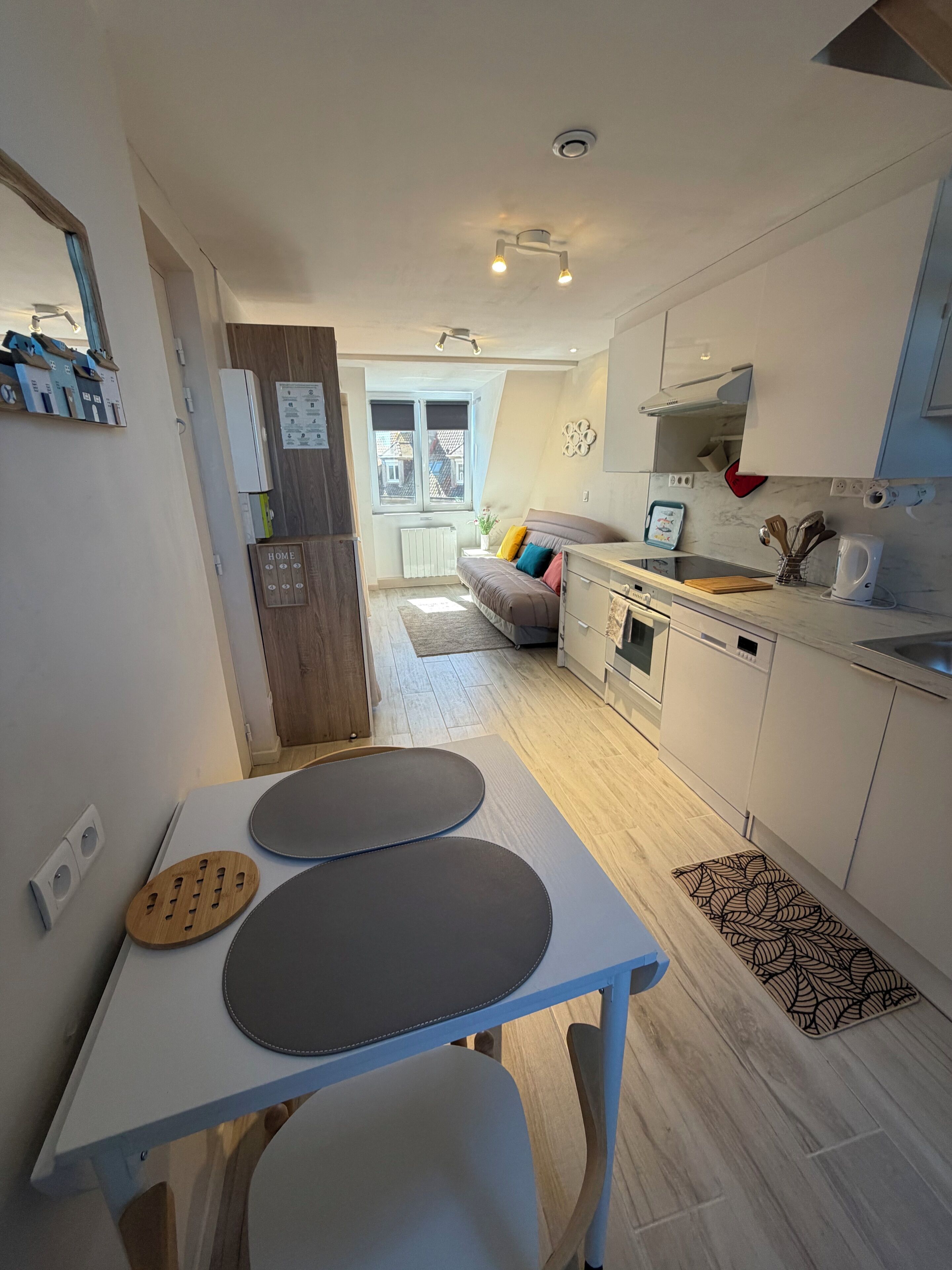 Una cucina moderna con un tavolo da pranzo, un divano e vista all'esterno.
