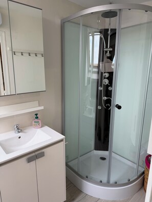 Dusche, umweltfreundliche Kosmetikartikel, Haartrockner, Toilettenpapier