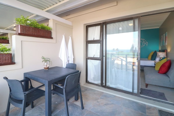 Apartamento básico, vista parcial para o oceano | Terraço/pátio