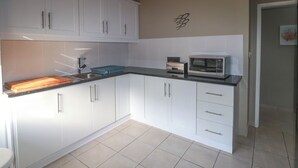 Appartement, vue partielle sur l'océan | Cuisine privée | Grand réfrigérateur, micro-ondes, four, plaque de cuisson