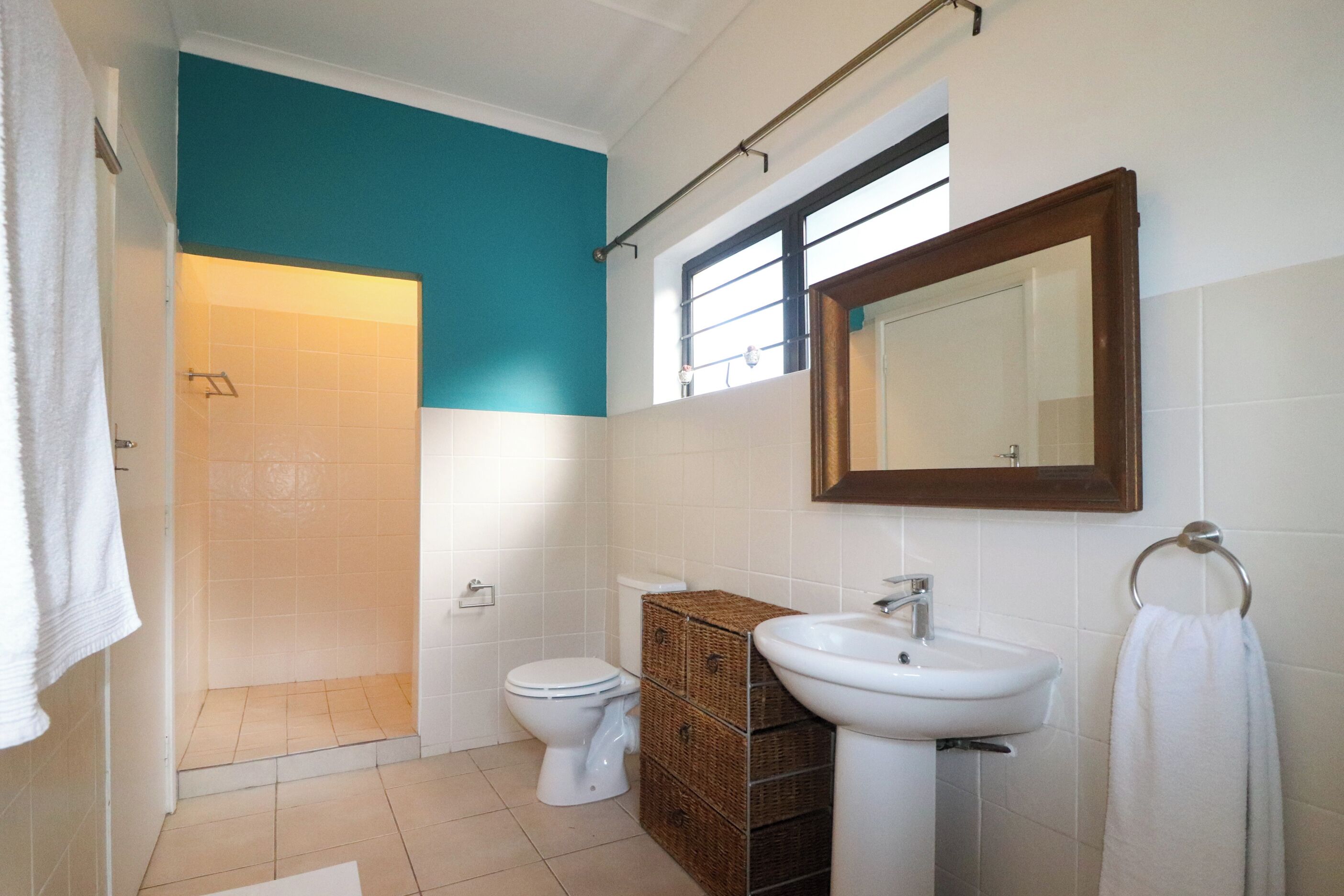 Appartement Familial, vue mer | Salle de bain | Savon, shampoing, papier toilette