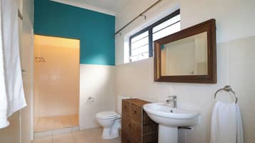 Appartement Familial, vue mer | Salle de bain | Savon, shampoing, papier toilette