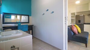 Appartement Standard, vue partielle sur l'océan | Salle de bain | Serviettes fournies, savon, shampoing, papier toilette