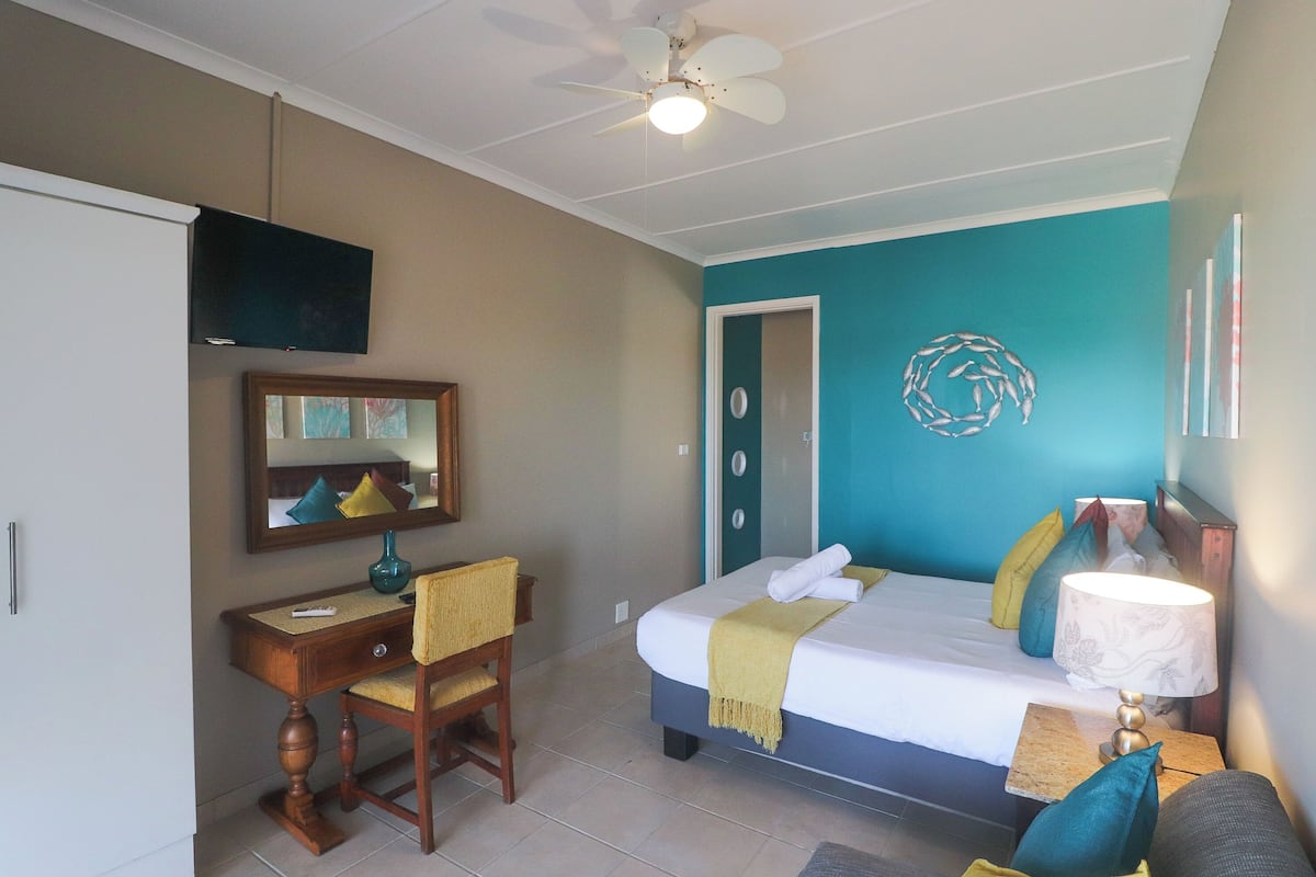 Apartamento básico, vista parcial para o oceano | Roupas de cama premium, Wi-Fi de cortesia, individualmente decorados