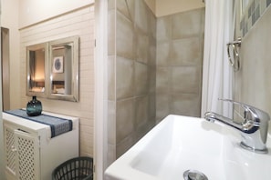 Apartamento econômico, vista para o jardim | Banheiro | Toalhas de banho, sabonete, shampoo, papel higiênico