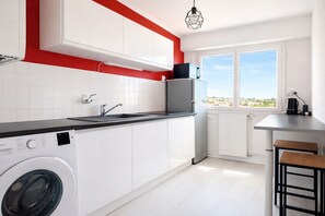 Fridge, microwave, coffee/tea maker, electric kettle - Modern apartment for 4 – near the train station (Les Sables-d´Olonne)