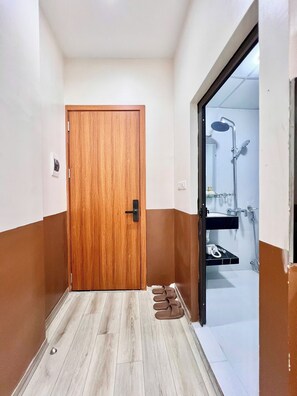 Monolocale comfort, vista città | Bagno | Doccia, asciugacapelli, asciugamani, sapone
