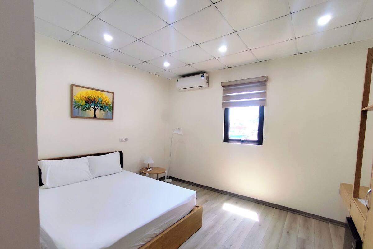 Economy Studio | Desk, laptop workspace, blackout curtains, free WiFi