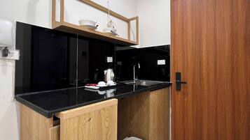 Studio Comfort | Dapur pribadi | Lemari es kecil, kompor, dan peralatan masak/sendok-piring